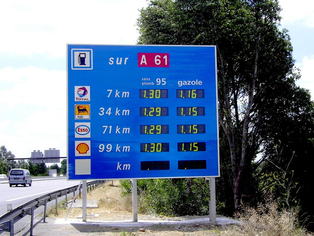 Panneau comparatif prix carburants sur autoroute